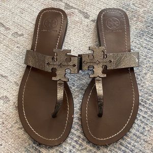 Tory Burch Pebbled Metallic Gunmetal Leather flip flop Flat Sandal Sandals 7